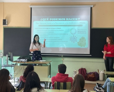 Estudiantes del Campus de Huesca explican en el IES Ramón y Cajal el proyecto MicroMundo 